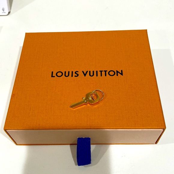 Authentic Louis Vuitton key to lock 319 Curieuse Lumineuse - Picture 1 of 5